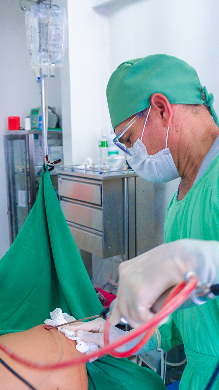 Dr. Renato Sérgio durante procedimento cirúrgico em ambiente hospitalar